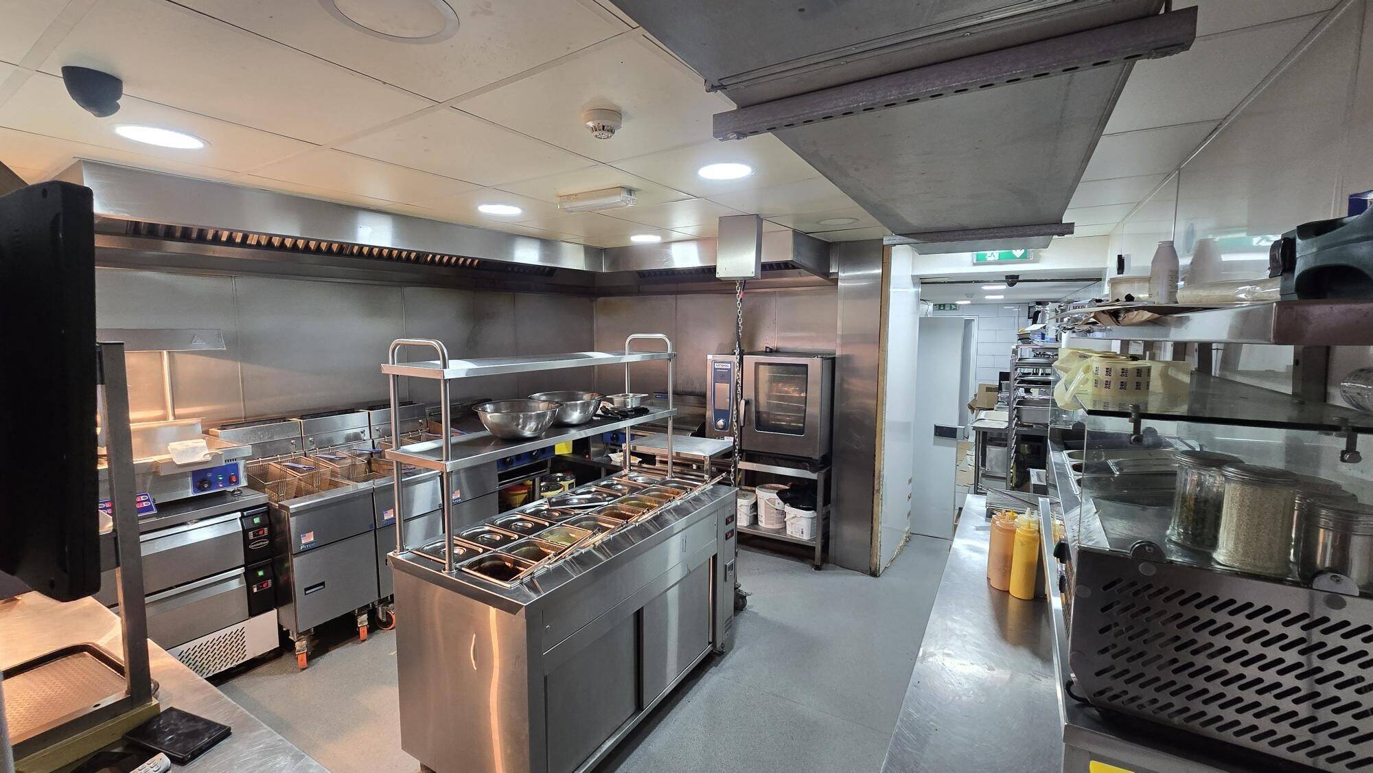 WingFixx - Prime location - Busy restaurant / takeaway - Off Ilford lane Photo 5