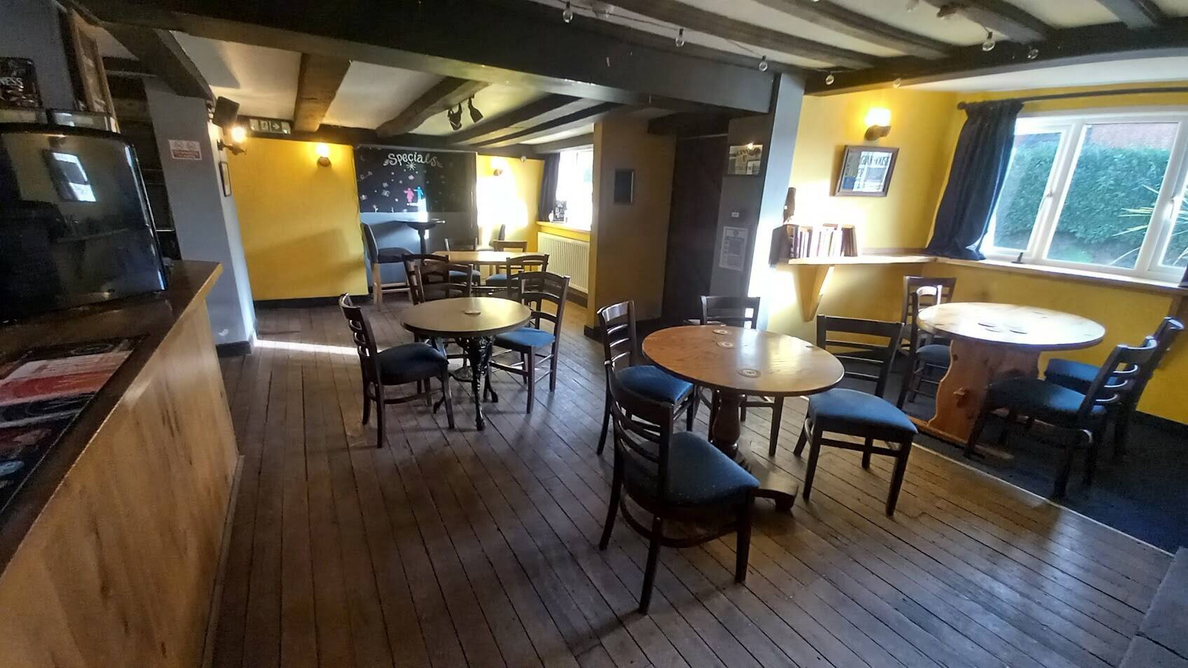 HEREFORDSHIRE - CHARACTER VILLAGE CENTRE PUBLIC HOUSE