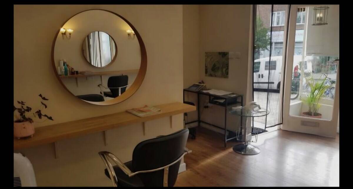 FOR SALE: PREMIUM HAIRDRESSING SALON &ndash; PRIME LOCATION NEAR BERRYLANDS STATION Photo 5