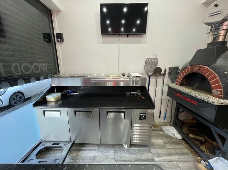 Superbly Presented Freehold Pizza Takeaway Photo 5