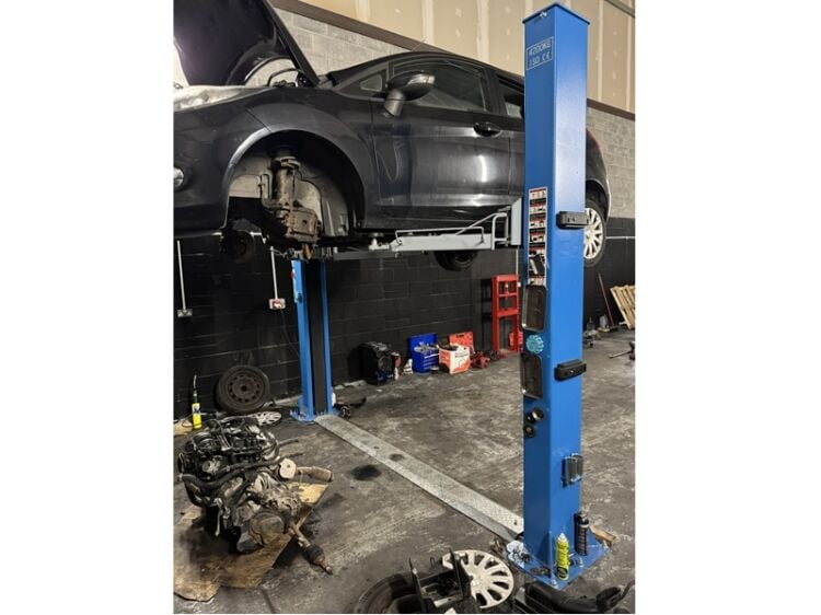 Fully Equipped Independent Garage with Expansion Potential Photo 5