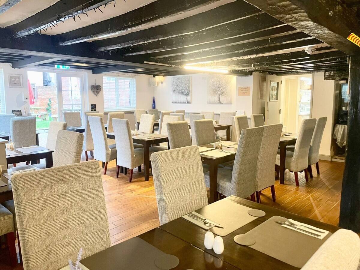 LINCOLNSHIRE - PUB AND RESTAURANT WITH 3 EN SUITE BEDROOMS AND LARGE CAR PARK