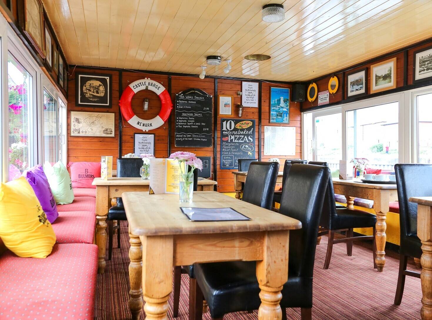 NOTTINGHAMSHIRE - RIVER TRENT CANAL BOAT PUB ADJACENT TO NEWARK CASTLE
