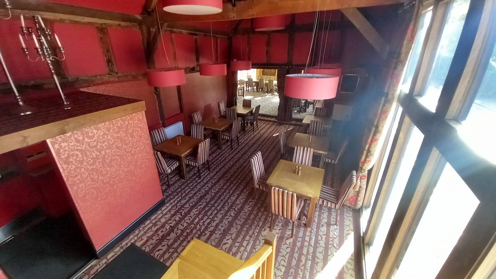 HEREFORDSHIRE – 17TH CENTURY BLACK AND WHITE VILLAGE INN Photo 5