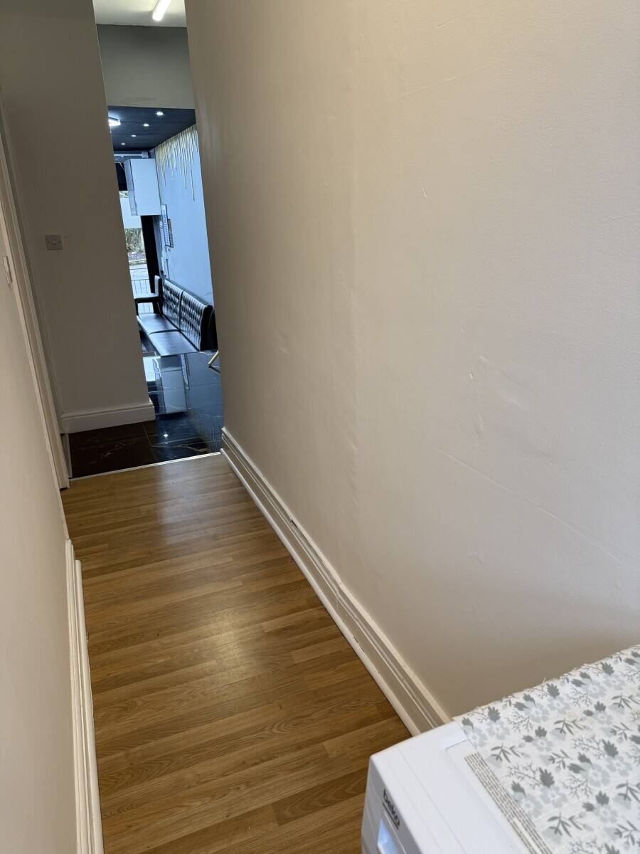 Barbershop &ndash; 2 Extra Rooms to Rent (Massage/Nails/Brows) + Kitchen & Bathroom