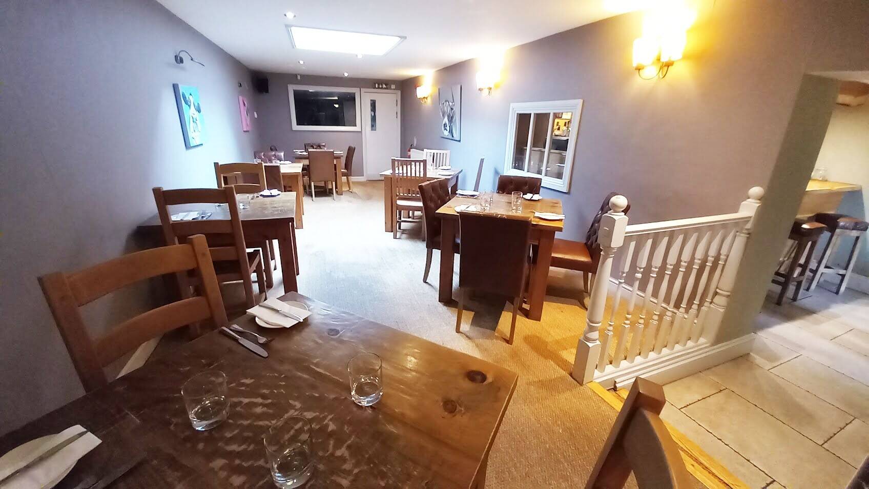 NORTHEAST COTSWOLDS (NEAR CIRENCESTER) - VILLAGE PUB & RESTAURANT
