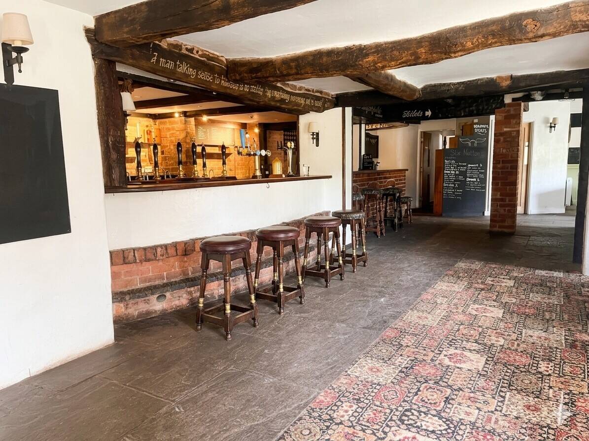 HEREFORDSHIRE - ON THE EDGE OF THE MALVERN HILLS - VILLAGE FREEHOUSE