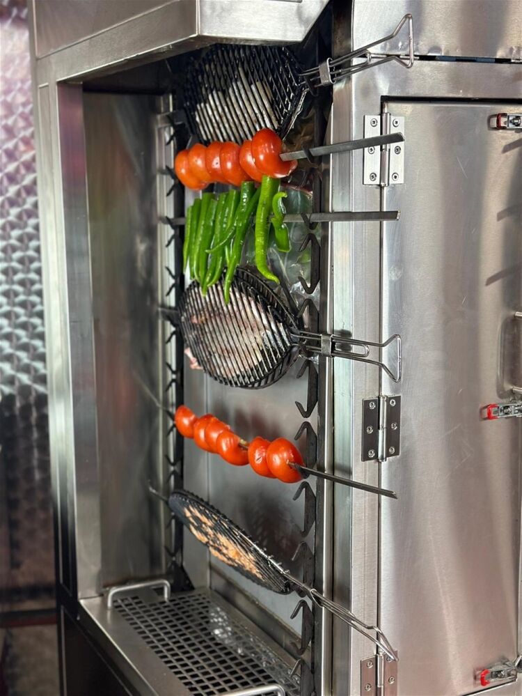 AUTOMATED GRILLING SYSTEM WITH OIL-WASTE RECOVERY TECHNOLOGY