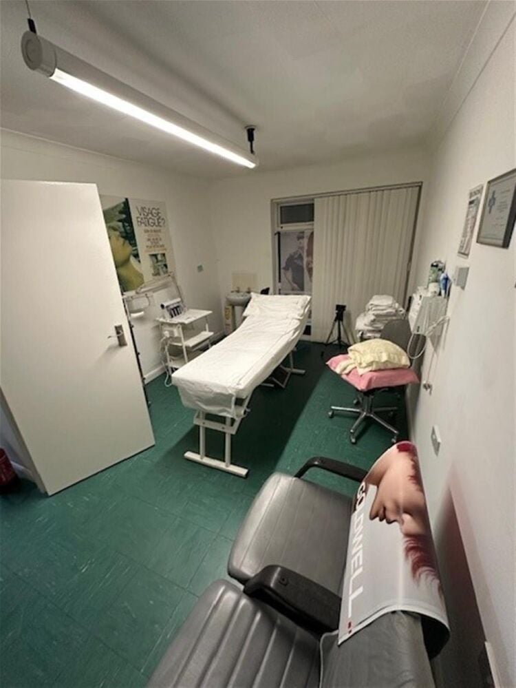 LEASEHOLD HAIR/BEAUTY & NAIL SALON Photo 5