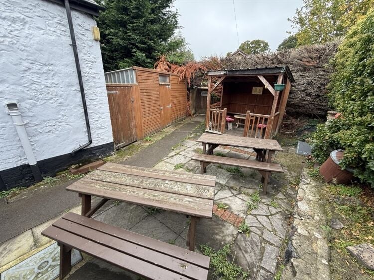 Traditional Thatched Public House For Sale in Honiton Photo 4