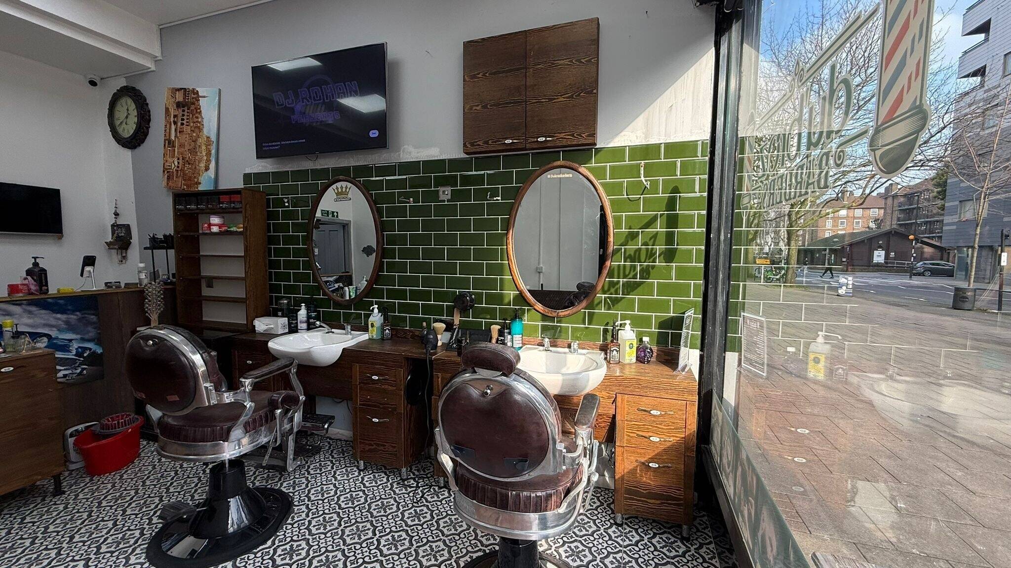 ESTABLISHED BARBER SHOP FOR SALE IN PRIME LOCATION Photo 5