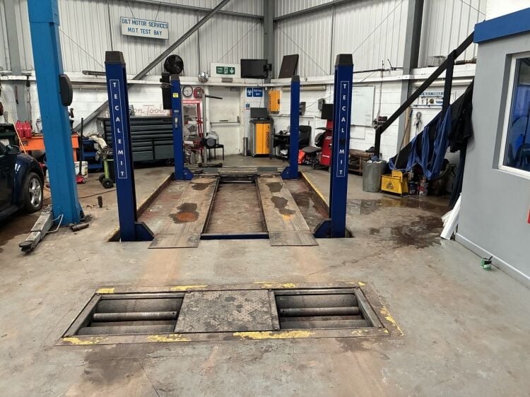 MOTOR VEHICLE M.O.T CENTRE SERVICING AND REPAIR WORKSHOP Photo 5