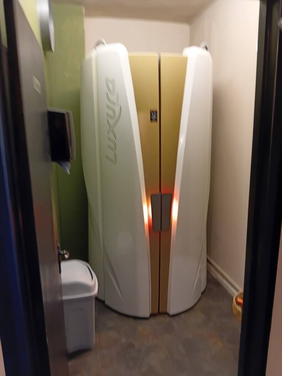Long established popular Tanning and Beauty salon business for sale. Photo 6