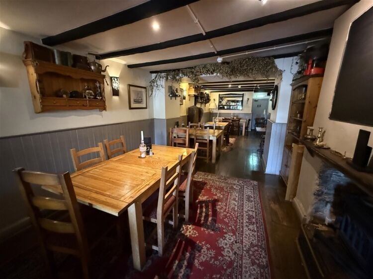 One of Devon’s Finest Waterside Freehouses For Sale in Dartmouth Photo 5