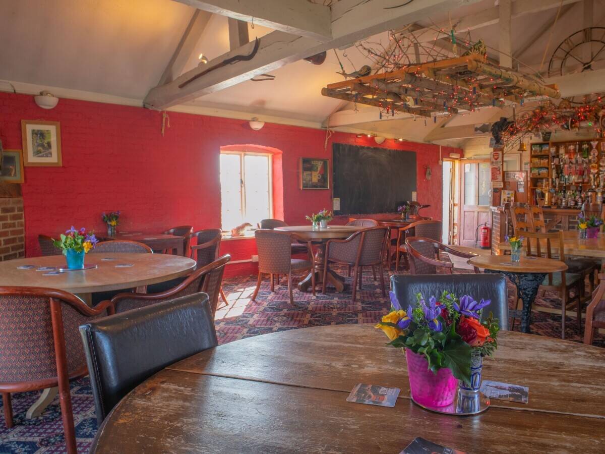 WILTSHIRE - PROMINENT CANALSIDE FREEHOUSE IN VALE OF PEWSEY Photo 5