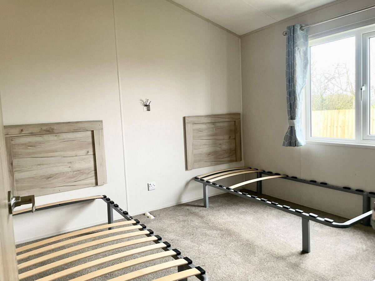 NOTTINGHAMSHIRE - TWO BEDROOM RESIDENTIAL LODGE WITH DEDICATED PARKING Photo 5