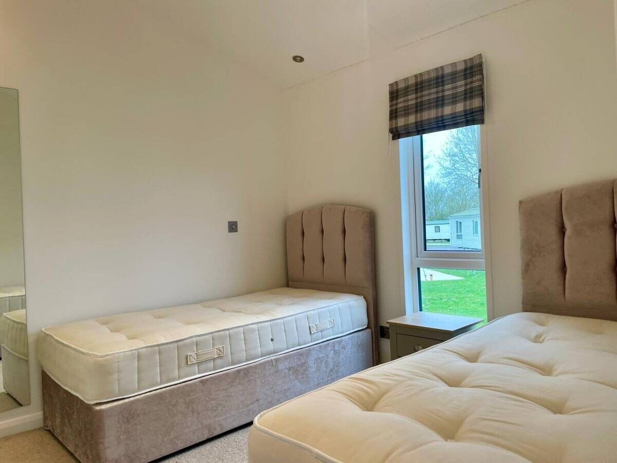 NOTTINGHAMSHIRE - TWO BEDROOM HIGH SPECIFICATION LODGE WITH DEDICATED PARKING Photo 5