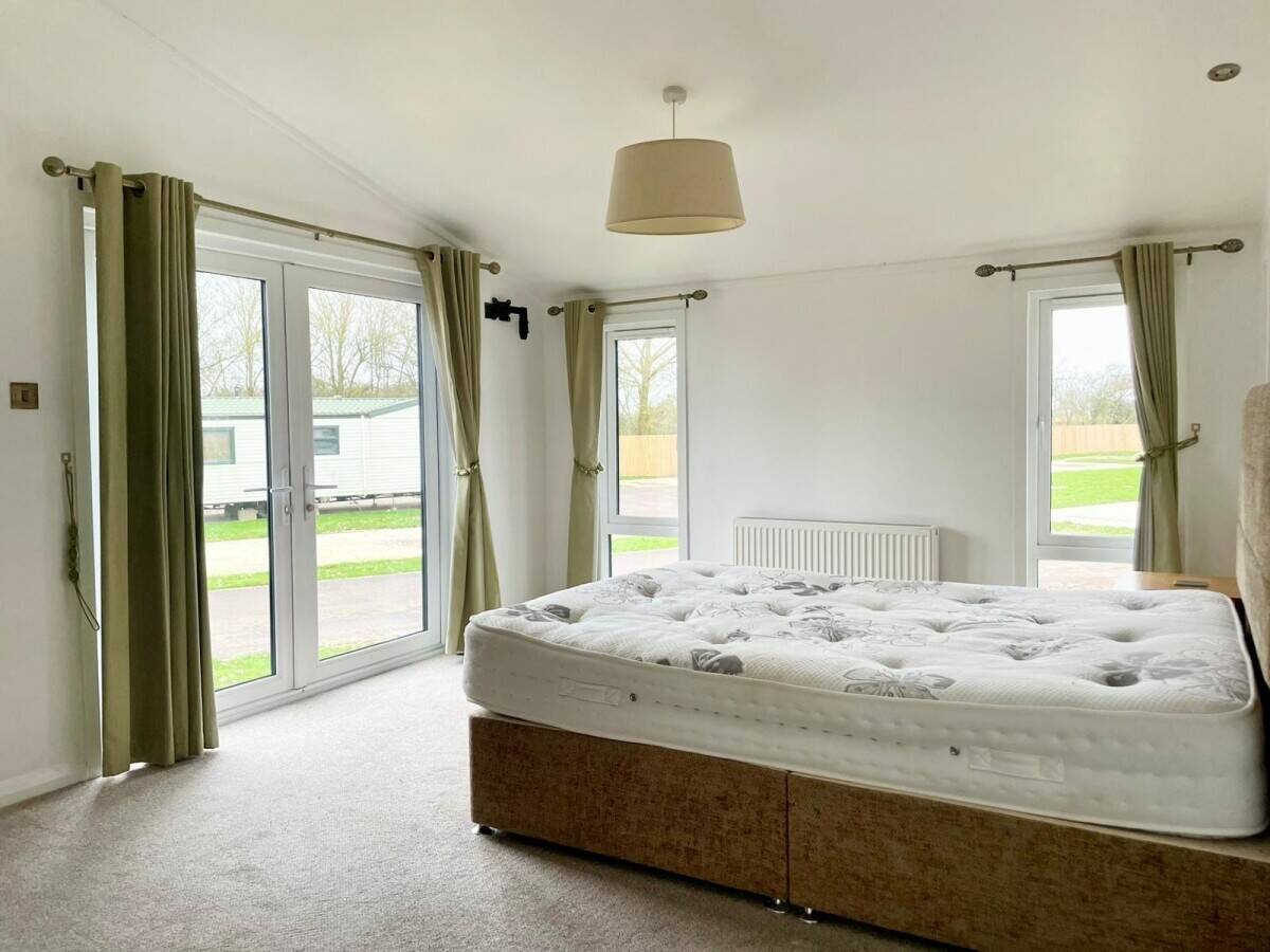 NOTTINGHAMSHIRE - MAGNIFICENT HOLIDAY LODGE WITH DEDICATED PARKING