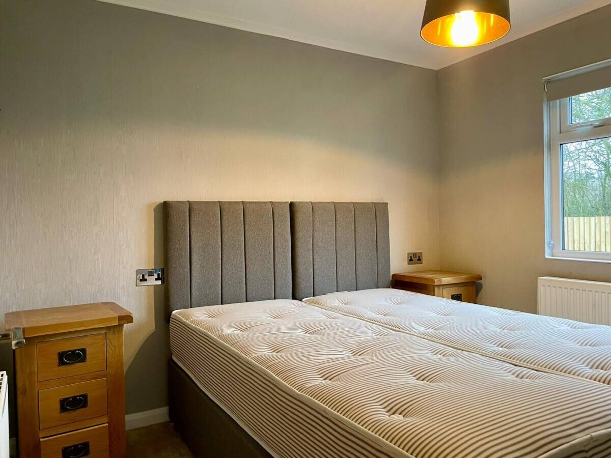 NOTTINGHAMSHIRE - THREE BEDROOM LODGE WITH DEDICATED PARKING Photo 5