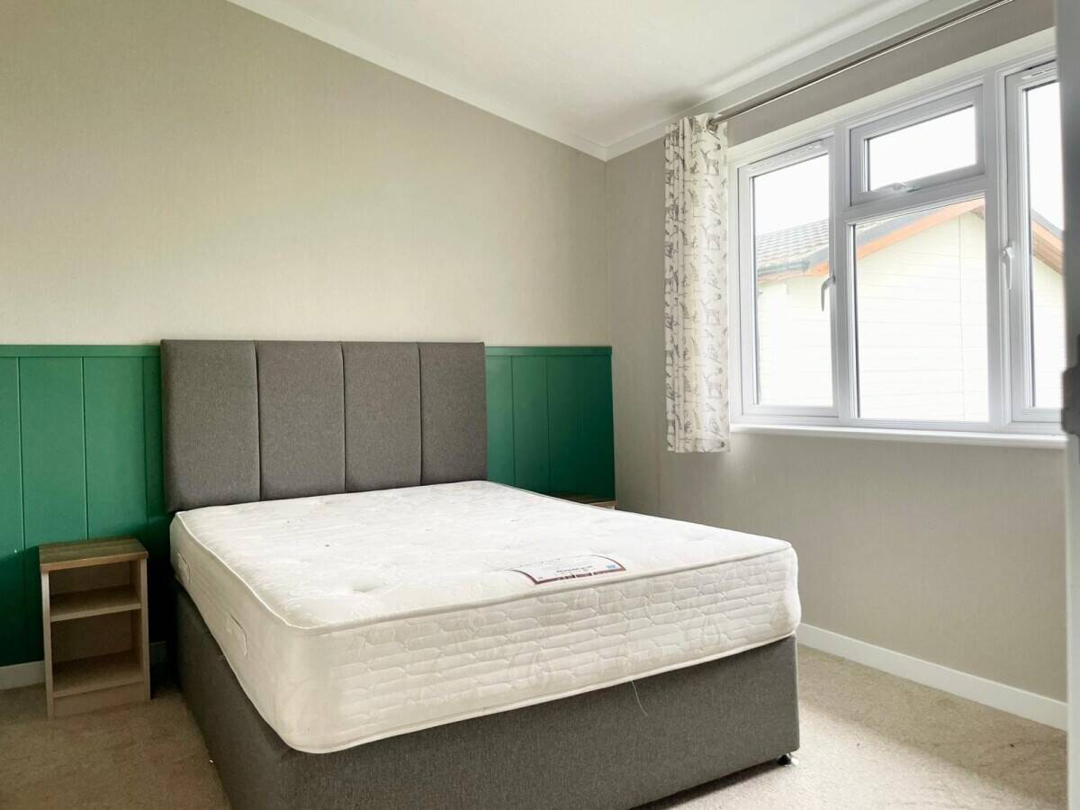 NOTTINGHAMSHIRE - THREE BEDROOM LODGE WITH PARKING FOR 3 CARS