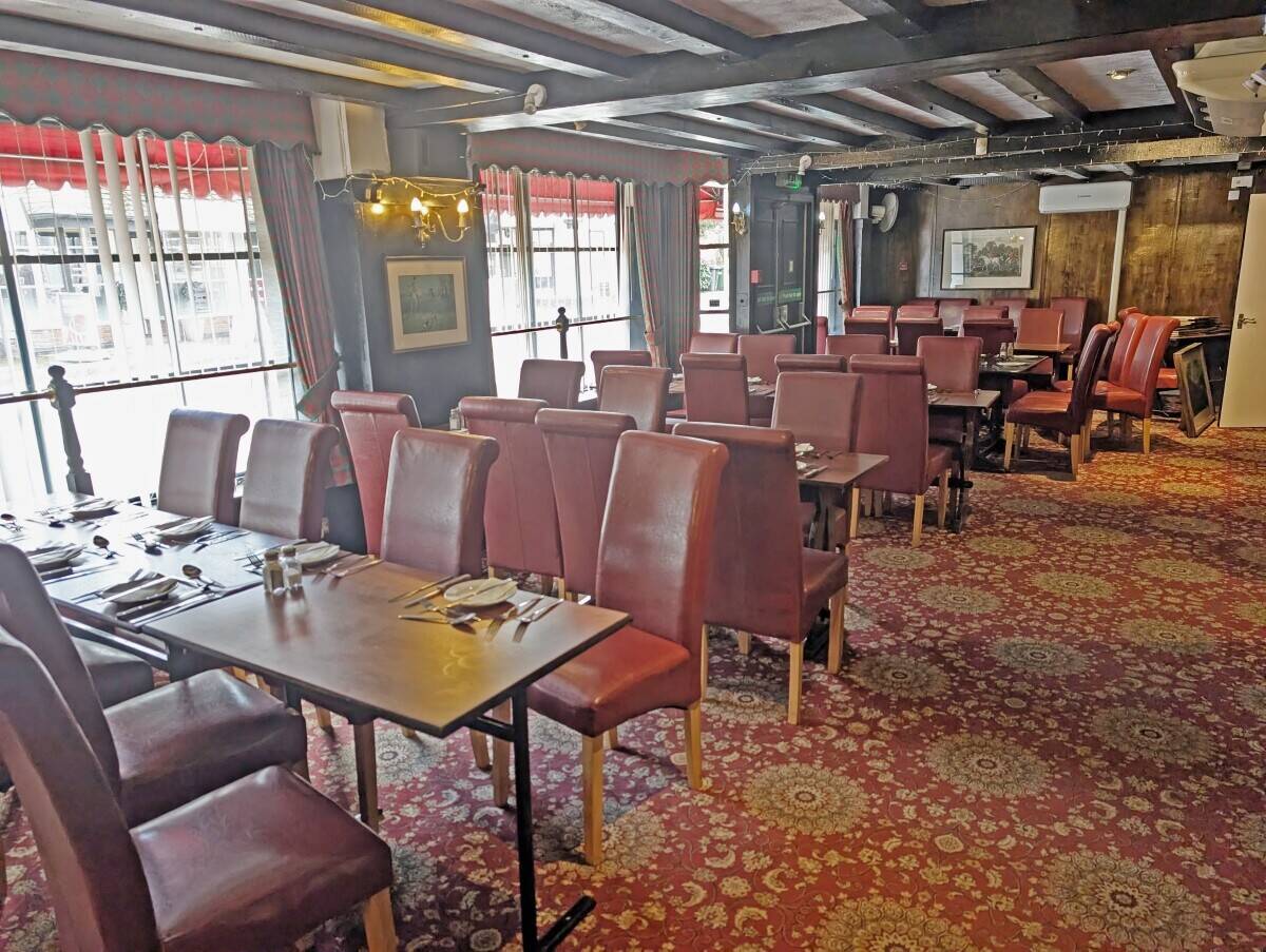 WARWICKSHIRE – WELL-ESTABLISHED CARVERY RESTAURANT IN HISTORIC AND SOUGHT-AFTER VILLAGE