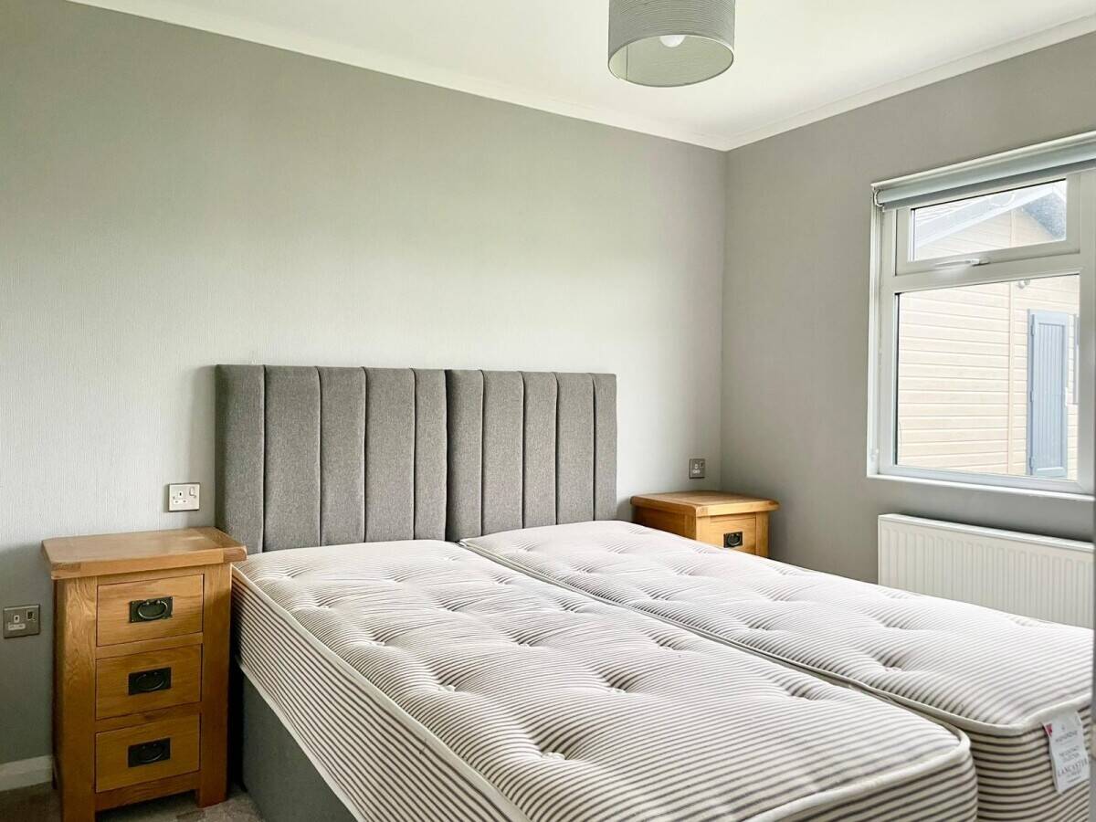 NOTTINGHAMSHIRE - THREE BEDROOM LUXURY LODGE WITH DRIVEWAY FOR 2 CARS Photo 5