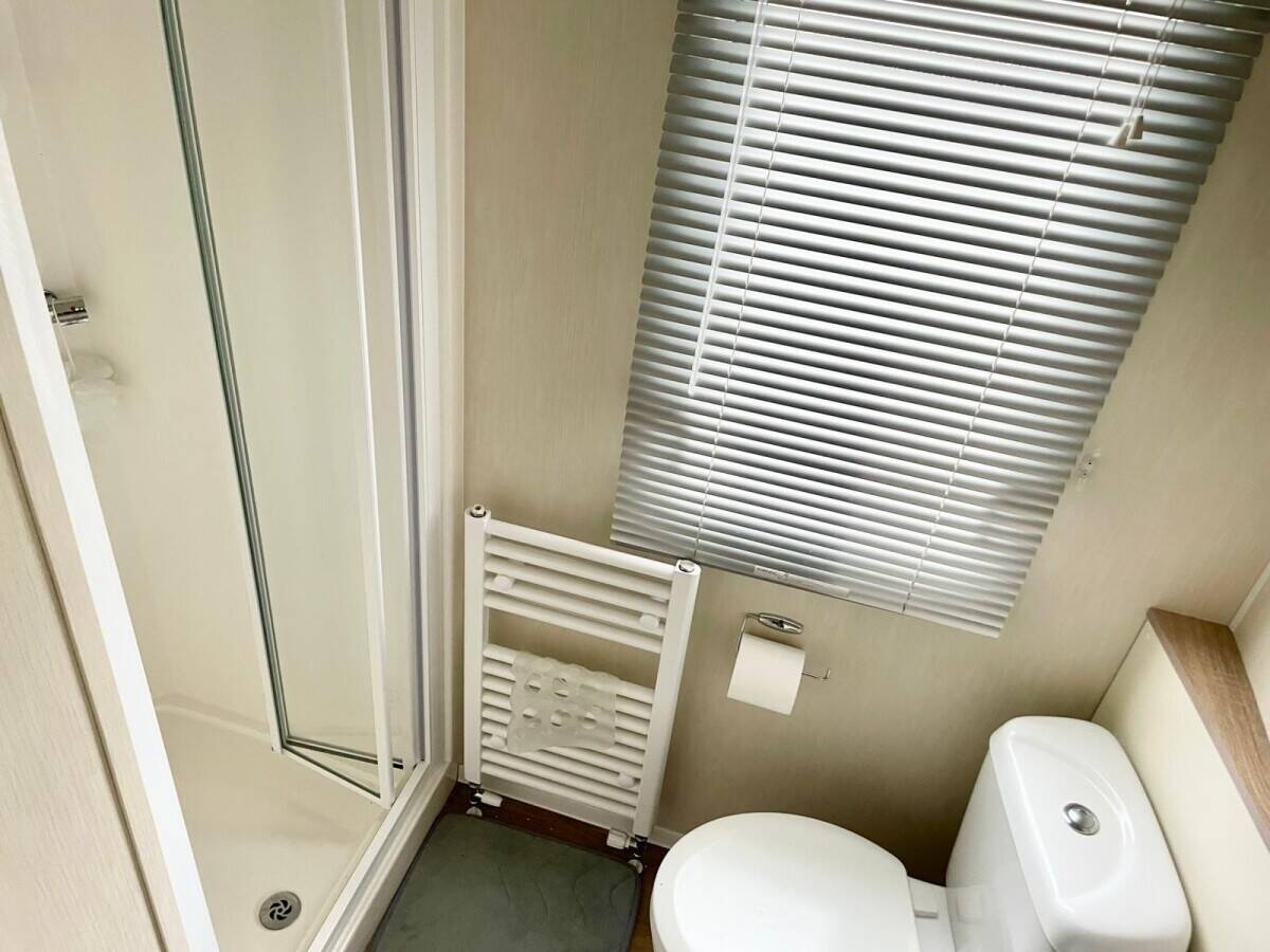 NOTTINGHAMSHIRE - TWO BEDROOM LODGE WITH DEDICATED PARKING
