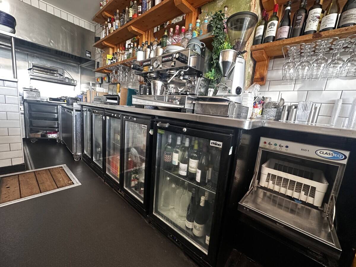 Well-Established Seafront Bar & Restaurant Prime location in Worthing, West Sussex Photo 5