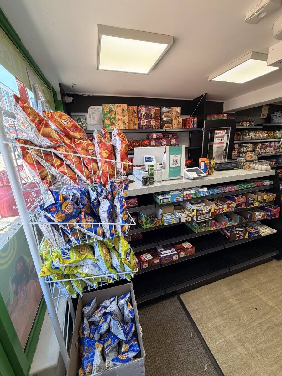 Convenience store plus off-license, Photo 5