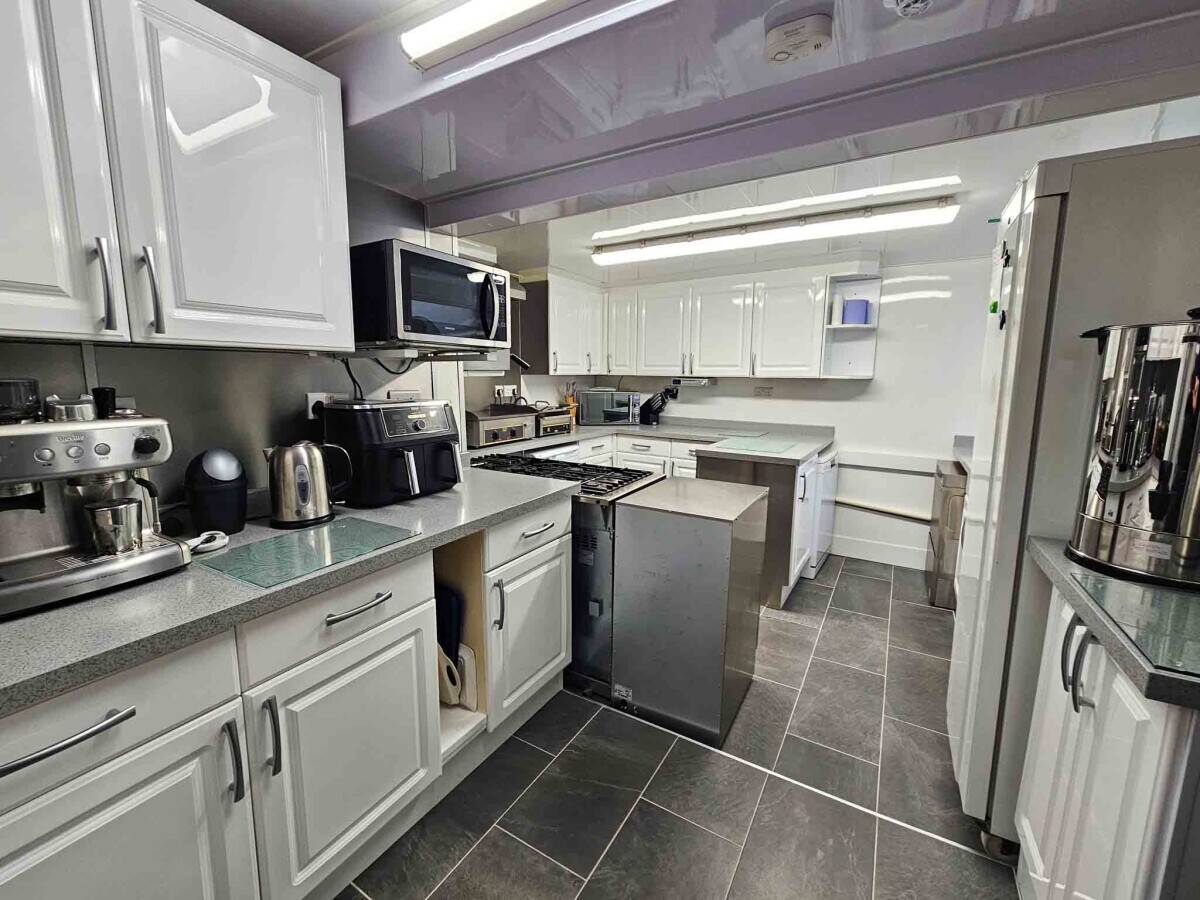 Profitable 15-Bedroom En-Suite Hotel Near Beach & Town Centre Photo 5