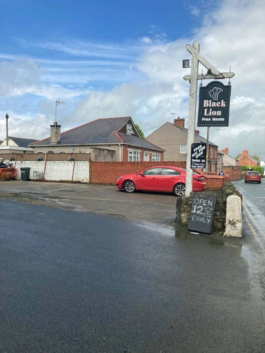 WREXHAM - WET LED COMMUNITY PUBLIC HOUSE WITH RECENTLY REFURBISHED LETTING ACCOMMODATION