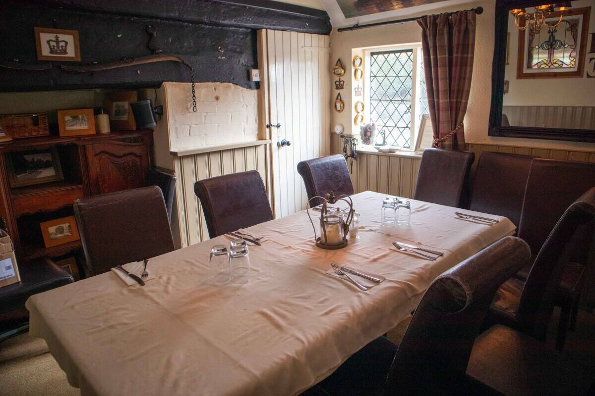 KENT - WELL-KNOWN HISTORIC PUB WITH FIVE LETTING ROOMS
