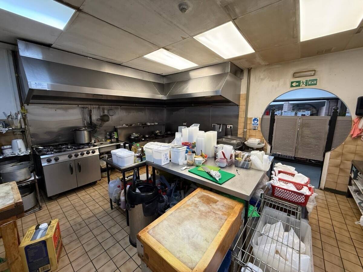 Neatly Presented Class 3 Takeaway Unit in a Very Busy Shopping Centre (ref 1811)