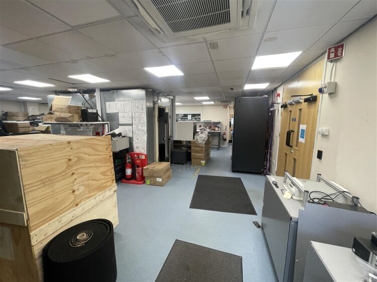 Modern Hybrid Office and storage Premises For Sale in Newton Abbot Photo 5