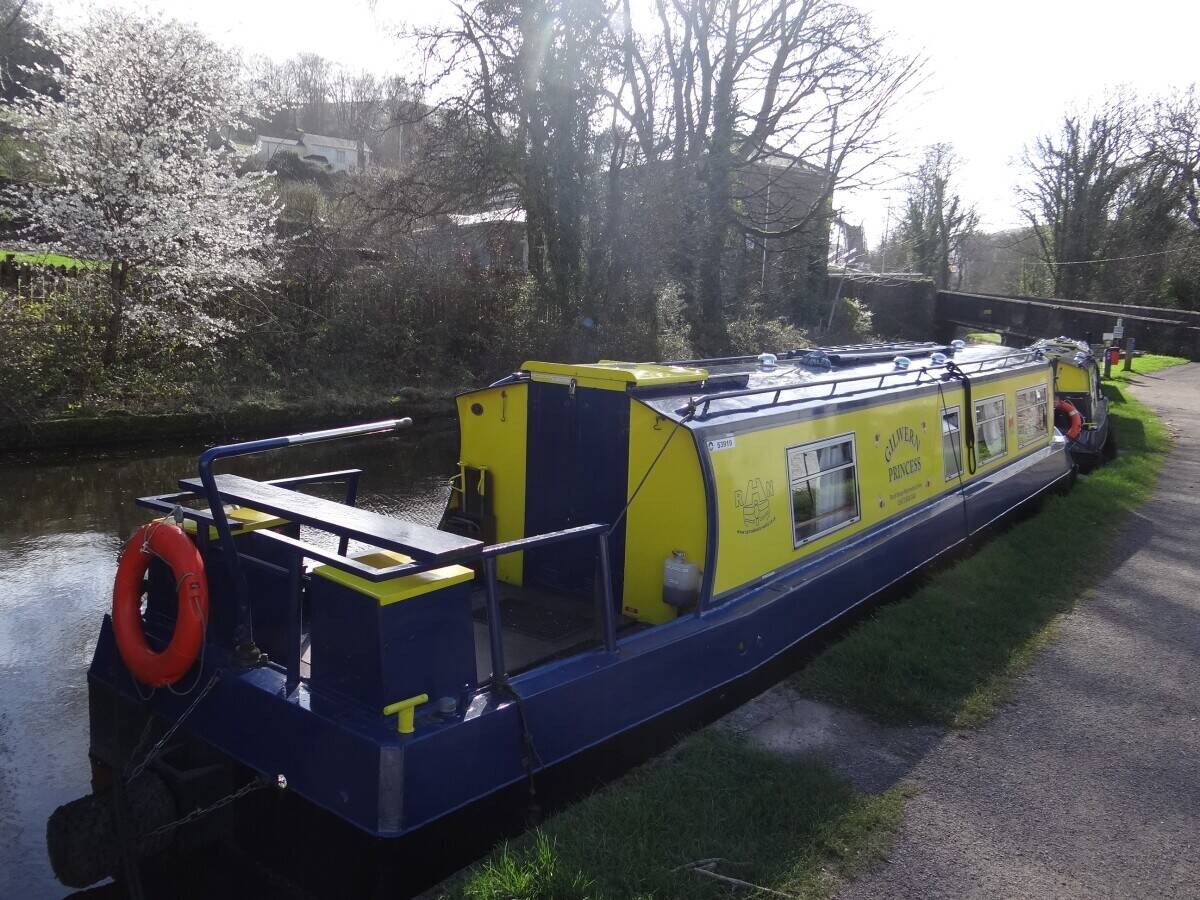 Successful long established narrowboat hire business