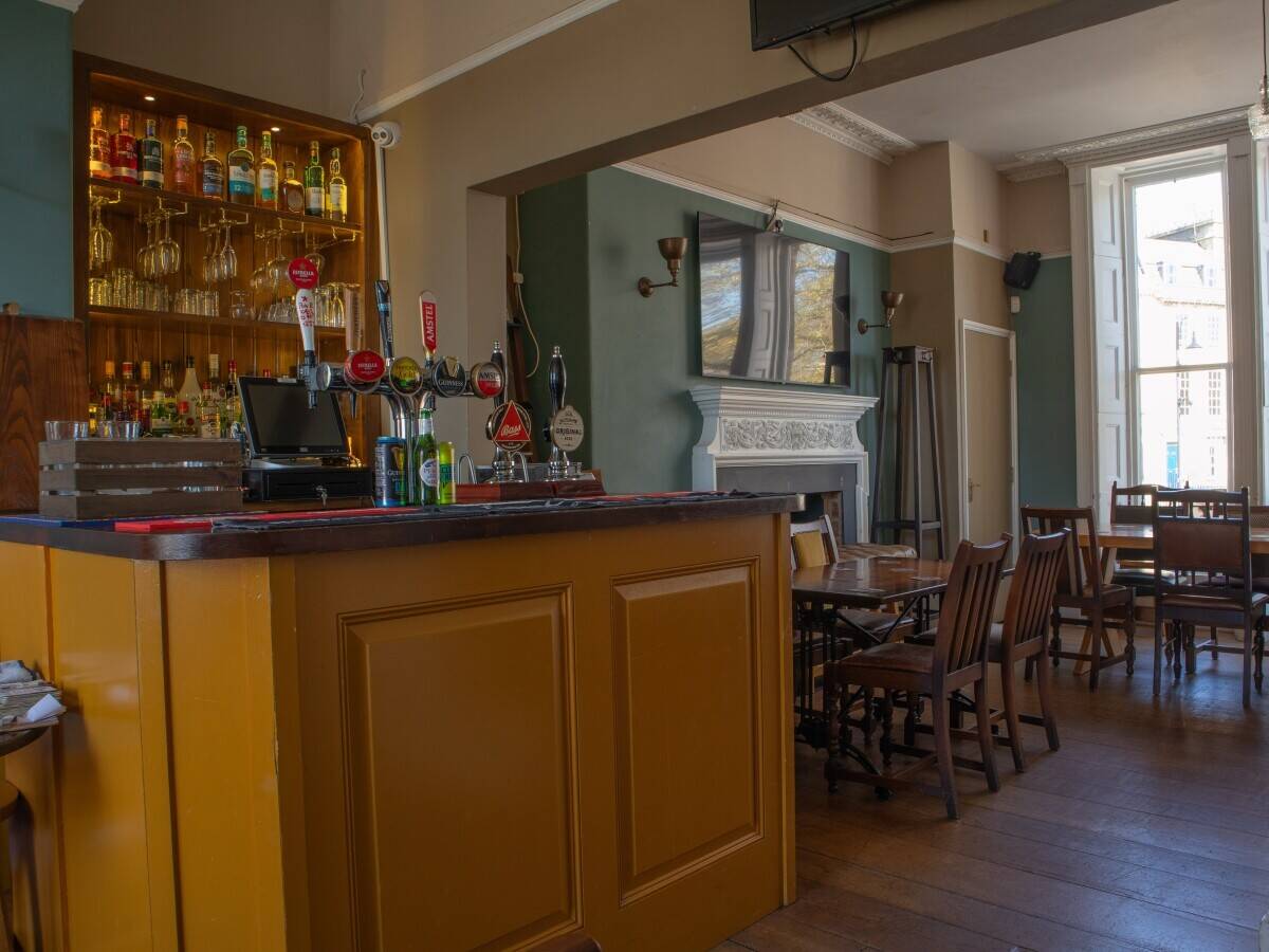SOMERSET - PROMINENT AND POPULAR BATH CITY CENTRE FREEHOUSE