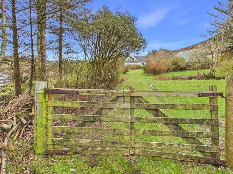 Island retreat with superb harbour views and potential Photo 5