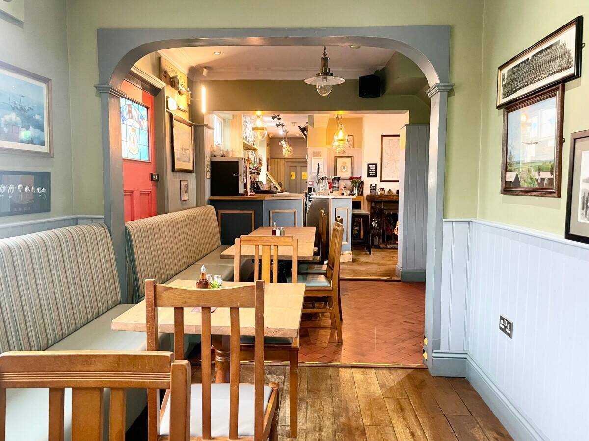LINCOLNSHIRE - IMMENSELY SUCCESSFUL PUB ADJACENT TO HUMBERSIDE AIRPORT