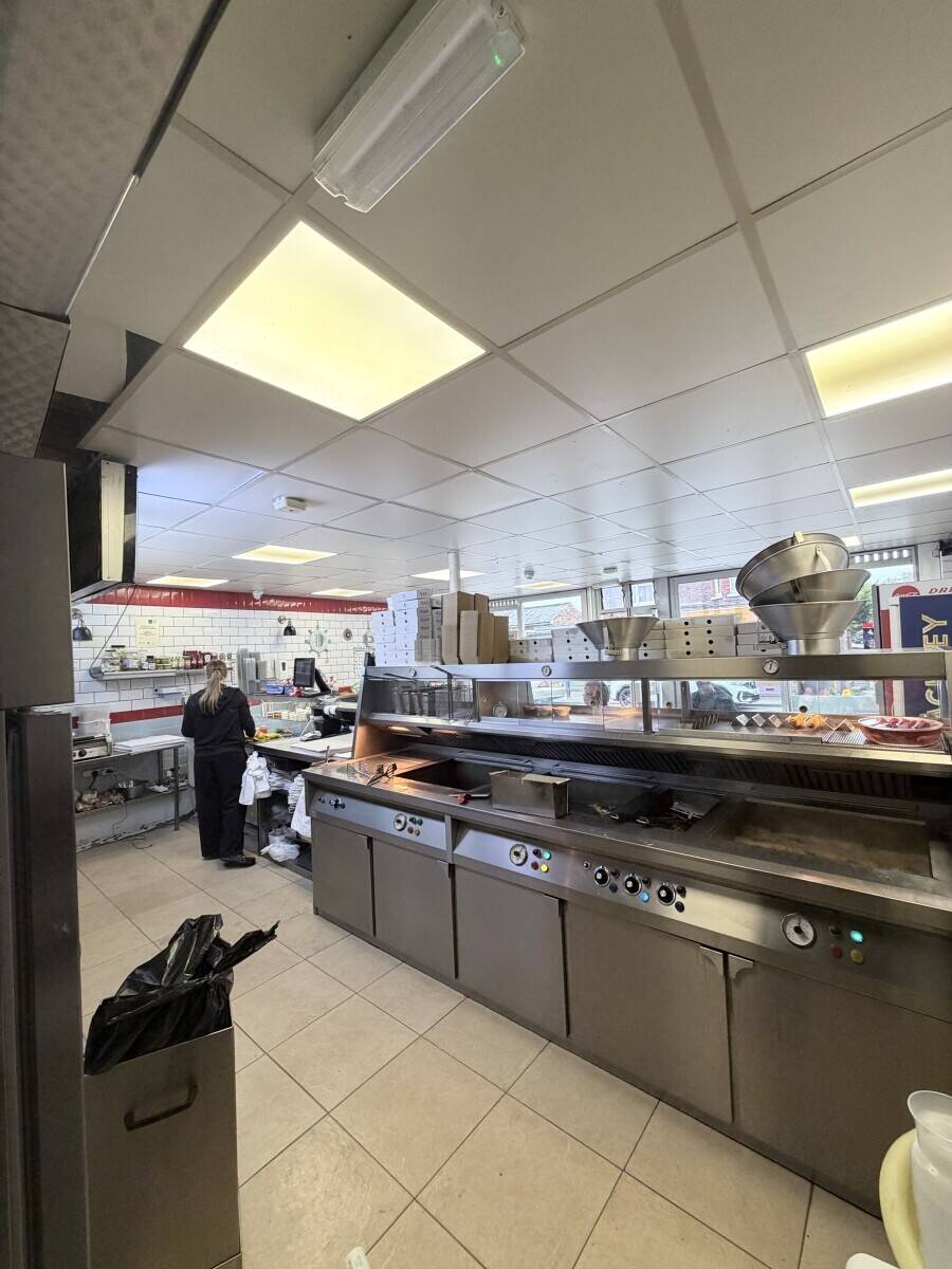 Fish and chips/kebab for sale in hemel hempstead with flat above. Photo 6