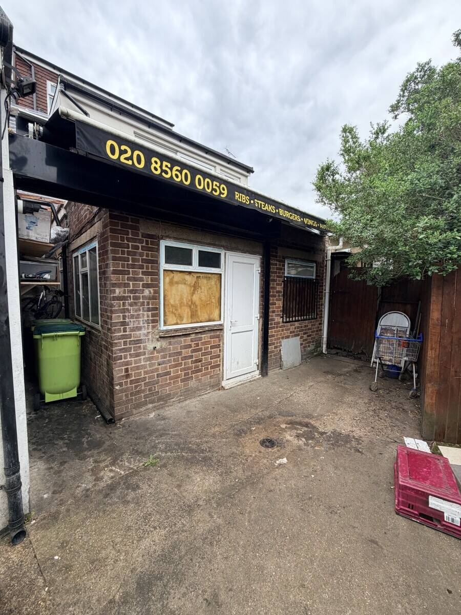 INCREDIBLE Restaurant space with huge 4 bedroom flat ACCOMMODATION included in Isleworth London Photo 5