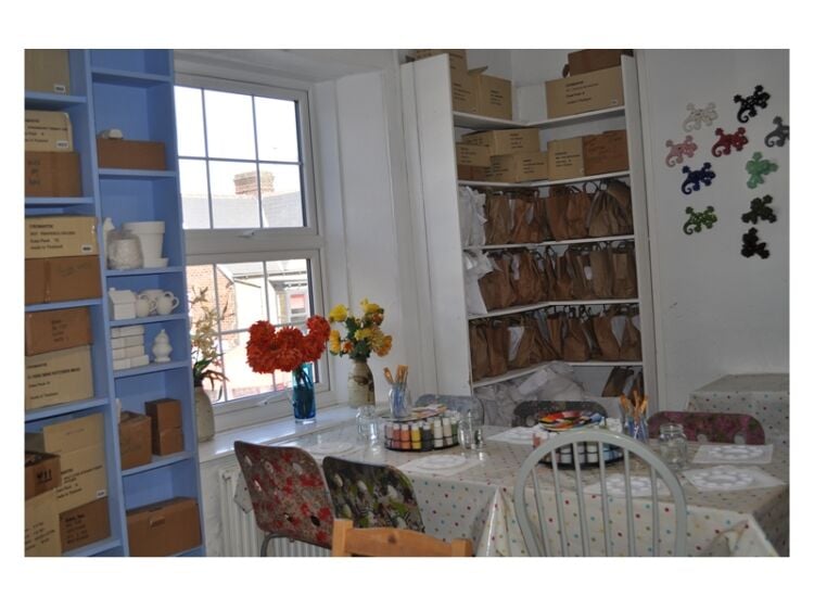 Unleash Your Creativity – Thriving Pottery Painting Studio Photo 5