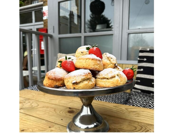 Lakeside Lifestyle – Vibrant Waterfront Bistro with Outdoor Dining Appeal