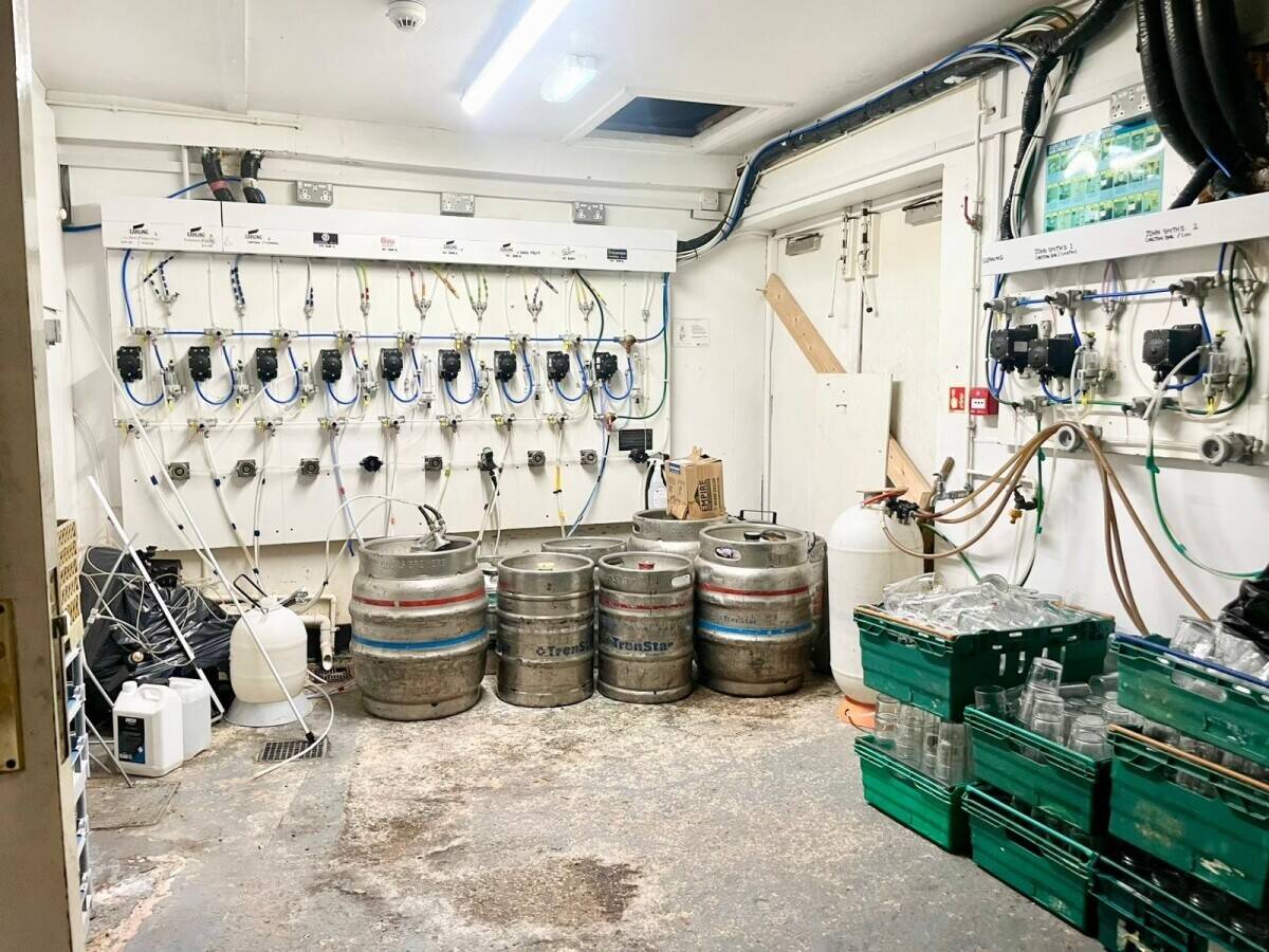 SOUTH YORKSHIRE - WELL PRESENTED BAR AND RESTURANT TO LEASE