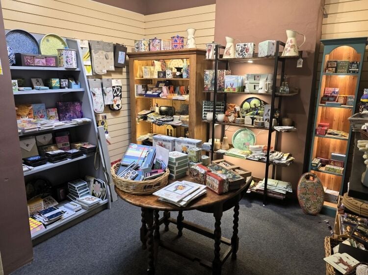 MAINS POST OFFICE, STATIONERY, GREETING CARDS & GIFTS