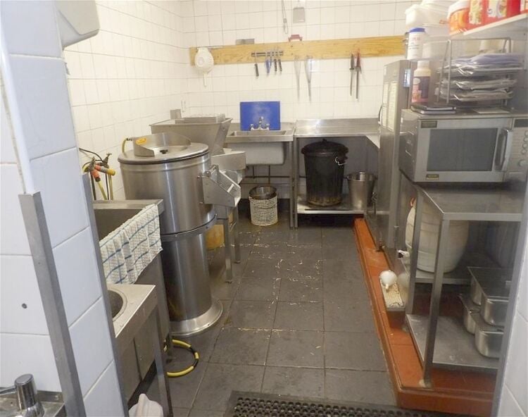 Detached fish & chip takeaway, south Leeds Photo 5