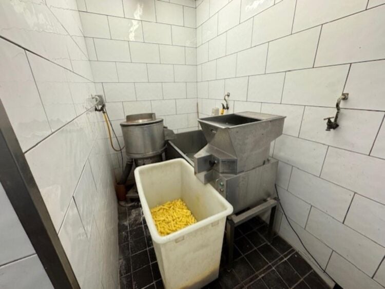 Leasehold Fish & Chip Takeaway Located In Atherstone Photo 5