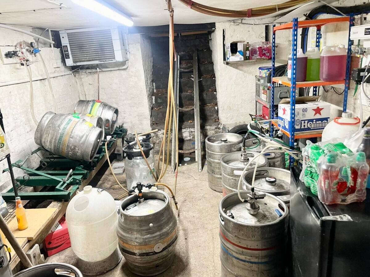 LINCOLNSHIRE - THREE BEDROOM PUB WITH LARGE CAR PARK Photo 5