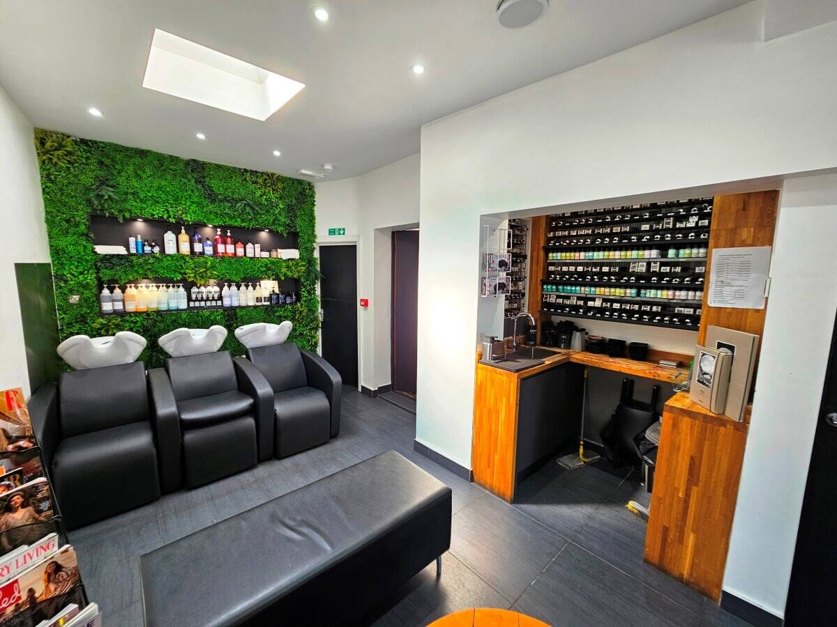 FREEHOLD HAIR & BEAUTY SALON + LARGE 3 BED FLAT – FOR SALE – SOUTH EAST LONDON Photo 5