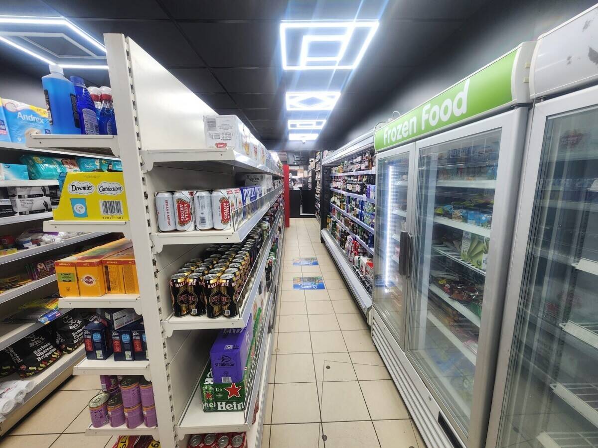 OFF LICENCE LEASE FOR SALE IN PRIME LOCATION IN DAGENHAM WITH HIGH POTENTIAL TO INCREASE SALE.