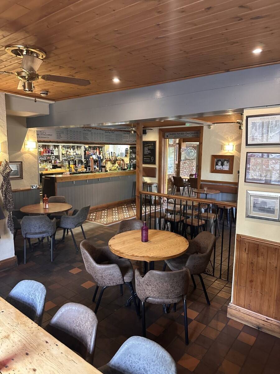 SHROPSHIRE - WORLD HERITAGE SITE - WELL-APPOINTED PUBLIC HOUSE WITH ESTABLISHED PROFITABLE BUSINESS Photo 5